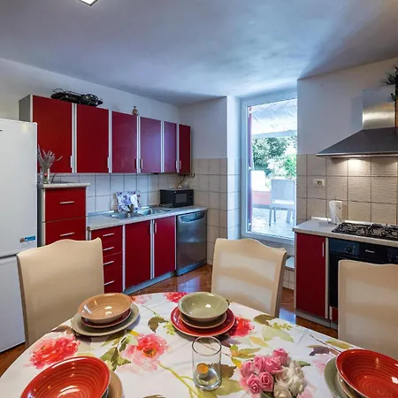 Two-bedroom In Пула