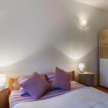 Two-bedroom In Пула
